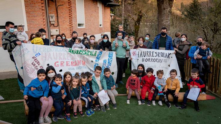 Familien eta udalaren babesarekin bukatu dute hiru eguneko greba haur eskoletan