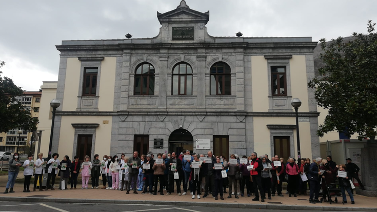 Osakidetza indartzeko aldarria anbulatorio aurrera eraman dute hainbat herritarrek