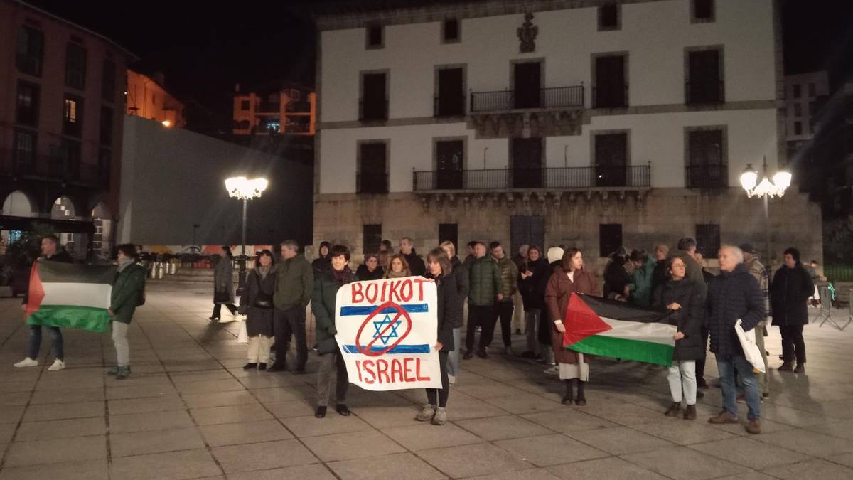 Gazako egoerak "larria" izaten jarraitzen duela adierazi dute Palestinaren aldeko elkarretaratzean