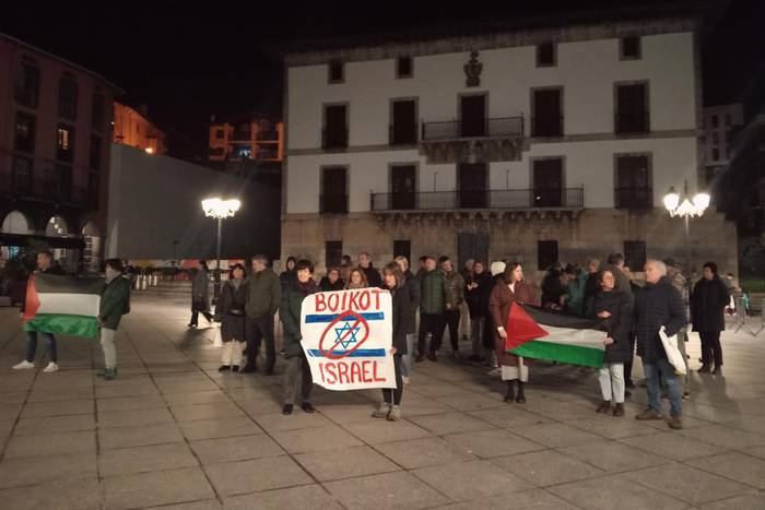 Gazako egoerak "larria" izaten jarraitzen duela adierazi dute Palestinaren aldeko elkarretaratzean