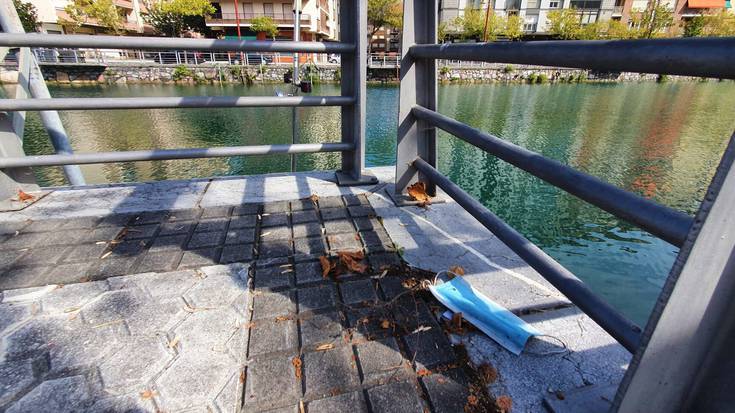 Narrondo ibai ertzeko barandetan saretak jartzeko eskatu dio Eguzkik Zumaiako Udalari