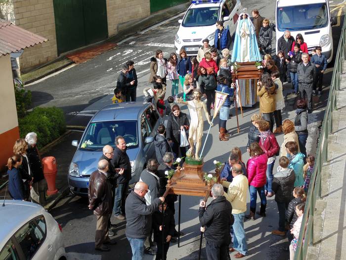 Irudiak prozesioan atera dituzte Resurrexitaren ondoren