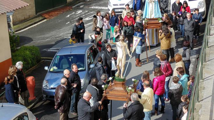 Irudiak prozesioan atera dituzte Resurrexitaren ondoren