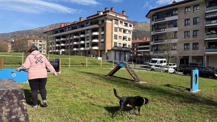Trenbidearen Zumardiako txakur parkea jolasez hornitu du udalak