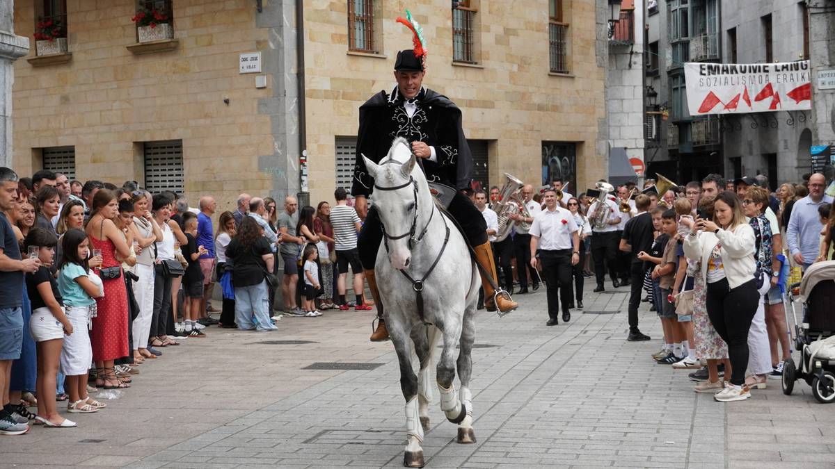 Festa aparretan, azken gau luzearen atarian