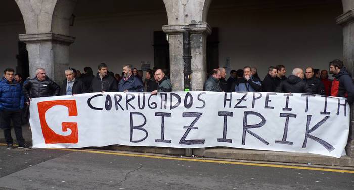 Corrugados Azpeitiako langileek elkarretaratzea egin dute plazan