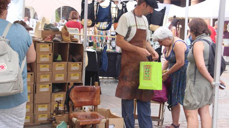 Irudietan: Artisau Eguna ospatu dute gaur Lege Zaharren Enparantzan