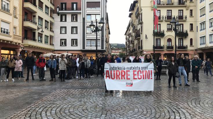 Soraluzeko emakumearen hilketa salatzeko elkarretaratzea egin dute