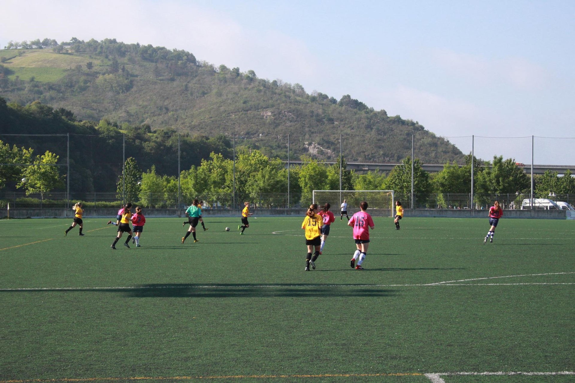 Orioko futbol eskolako belaunaldi berriak prest daude zelaira salto egiteko