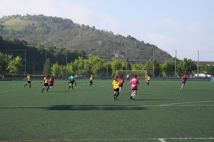 Orioko futbol eskolako belaunaldi berriak prest daude zelaira salto egiteko