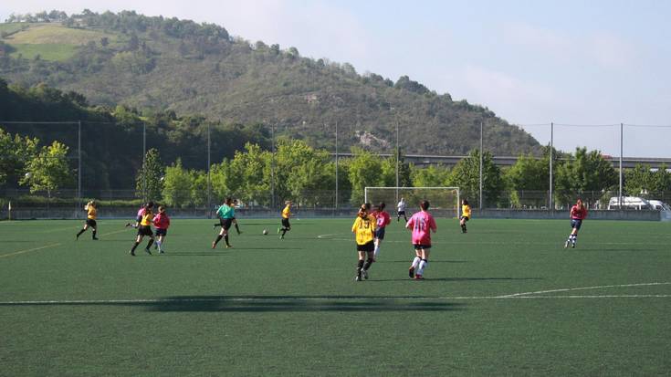 Orioko futbol eskolako belaunaldi berriak prest daude zelaira salto egiteko