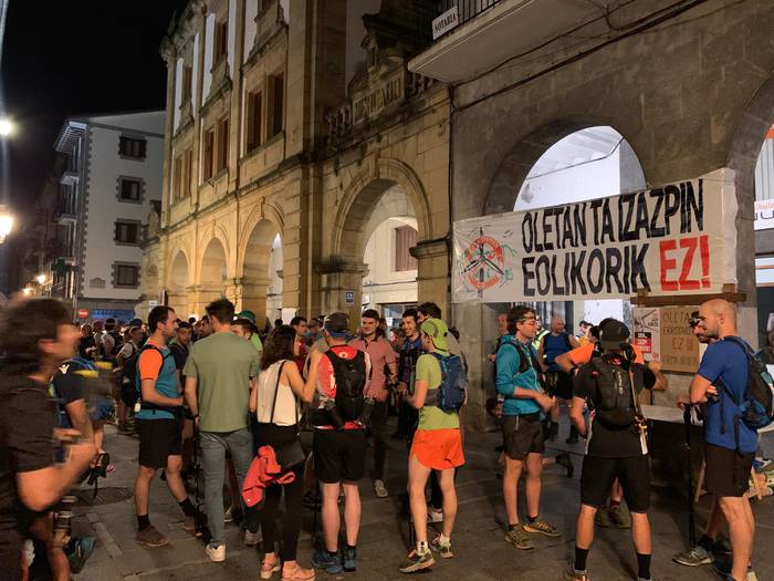 270 lagun abiatu dira goizaldean Zazpi Kurutze ibilaldi neurtua egitera