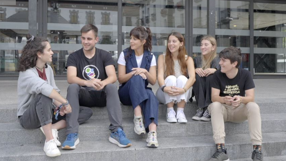 Euskarazko esamolde eta hitz berriak eraman dituzte hainbat azpeitiarrek eta zarauztarrek 'Tribuaren berbak' saiora