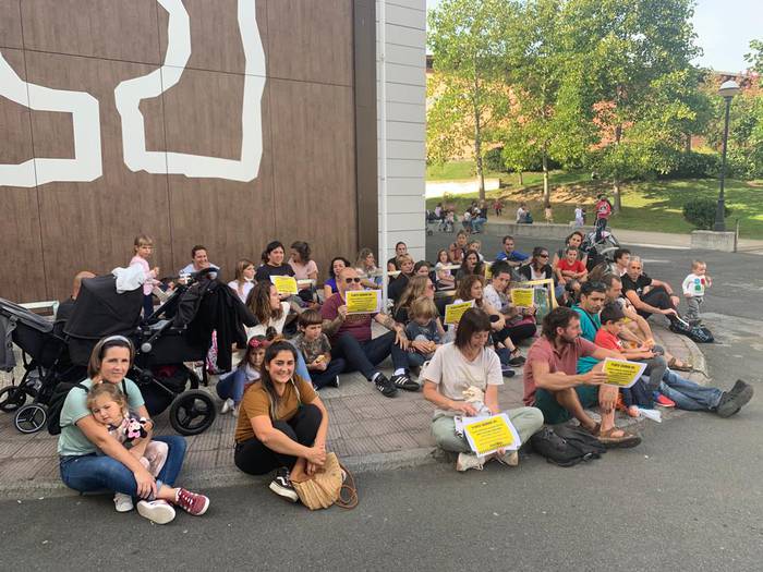 Lehen Hezkuntzan maskara uneoro erabili beharraren kontra protesta egin dute Orion