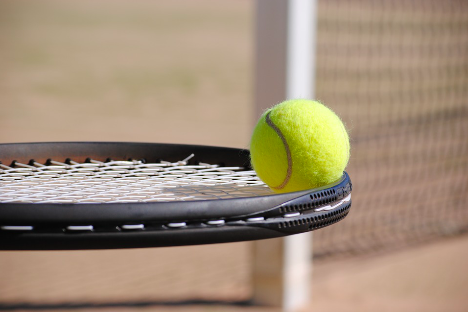 Udako tenis ikastaroetan izena emateko epea, zabalik