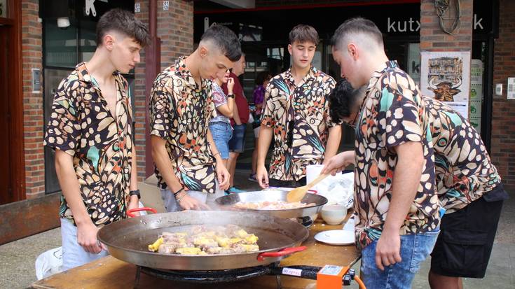 Zestoarrek kolorez jantzi dute herria Kuadrillen Egunean