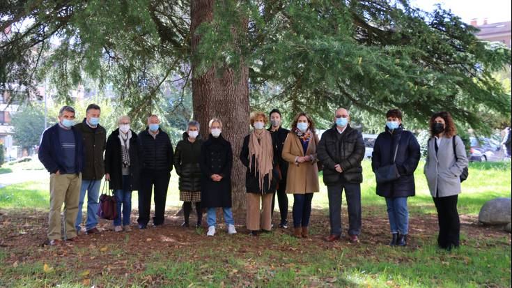 Memoriaren egunean, lore eskaintza egin dute Intsausti aurreko lorategian