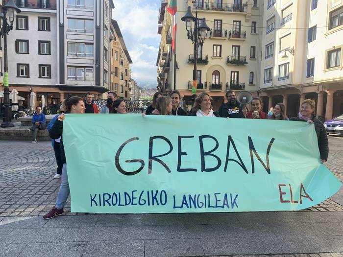 Protesta egin dute udaletxe aurrean Zarauzko Aritzbatalde kiroldegiko langileek