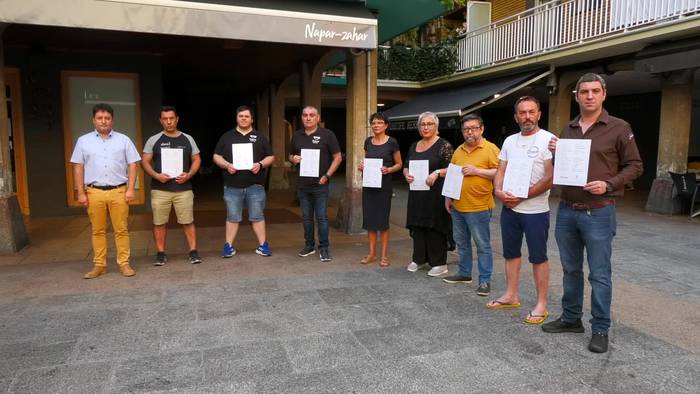 Zarauzko Barren Plazako ostalariek gaurtik bezeroei eskatuko diete terrazan eserita edo taberna barruan kontsumitu dezatela