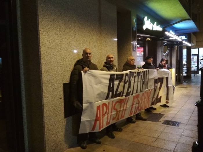 Apustu etxearen aurkako ekimen iraunkorraren lehen elkarretaratzea egin dute Azpeitian