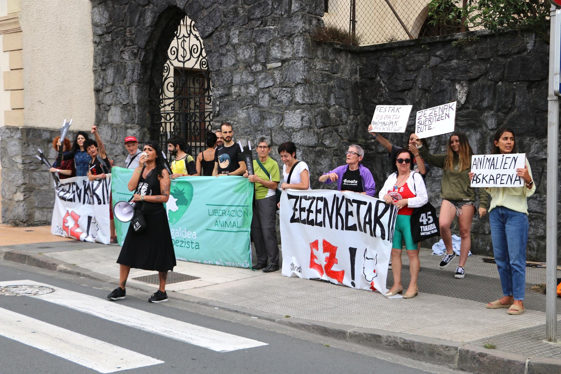 Zezenketen kontrako bi elkarretaratze deitu ditu Oinatz elkarteak
