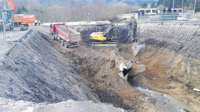 Erreka kanalizatzen ari dira Arroako autopista sarreran