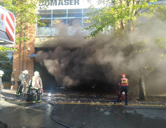 Sutea piztu da Santiago auzoko lantegi batean