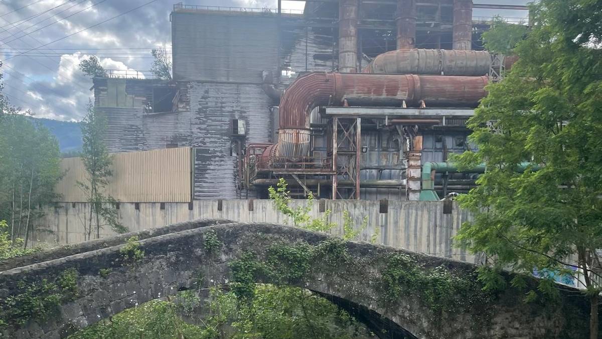 Uztailaren bukaeran hasiko dira Corrugados Azpeitia altzairutegia barrutik husten