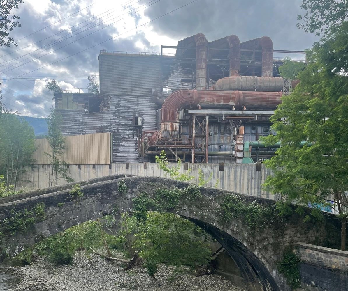 Uztailaren bukaeran hasiko dira Corrugados Azpeitia altzairutegia barrutik husten