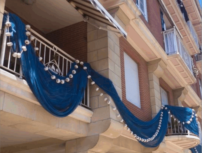 Balearen Egunean herriko balkoiak apain-apain egon daitezen sare zatiak banatuko dituzte maiatzaren 8an