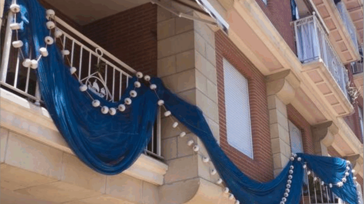 Balearen Egunean herriko balkoiak apain-apain egon daitezen sare zatiak banatuko dituzte maiatzaren 8an