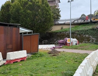 Argiteria sarearen azpiegiturak hobetzeko lanak egiten ari dira Aizkibel liburutegiaren inguruan