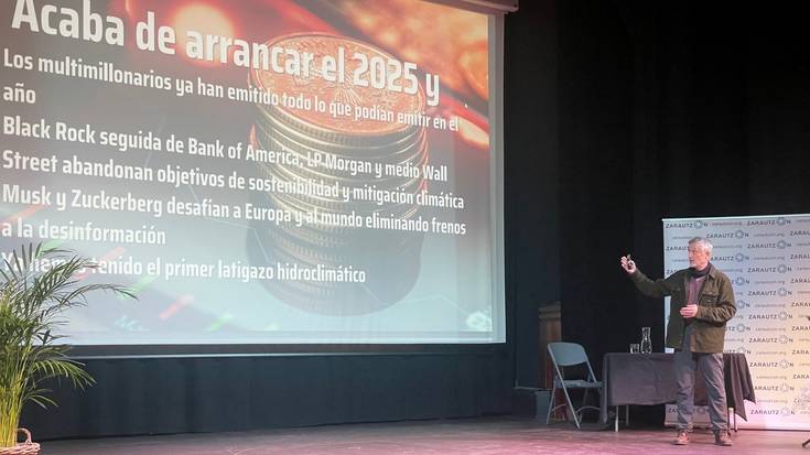 Herritar ugari gerturatu da Fernando Valladaresen hitzaldira