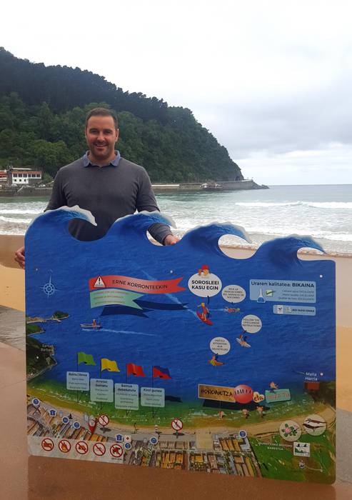 Zarauzko hondartzaren inguruko panel informatiboak jarri dituzte malekoirako sarbideetan