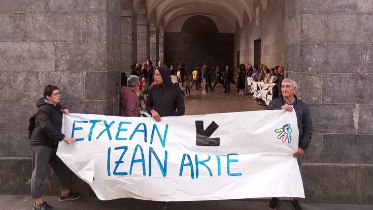 Bakeari, konponbideari eta elkarbizitzari "ateak behin betiko irekitzeko unea" dela aldarrikatu dute hileko azken ostiraleko elkarretaratzean