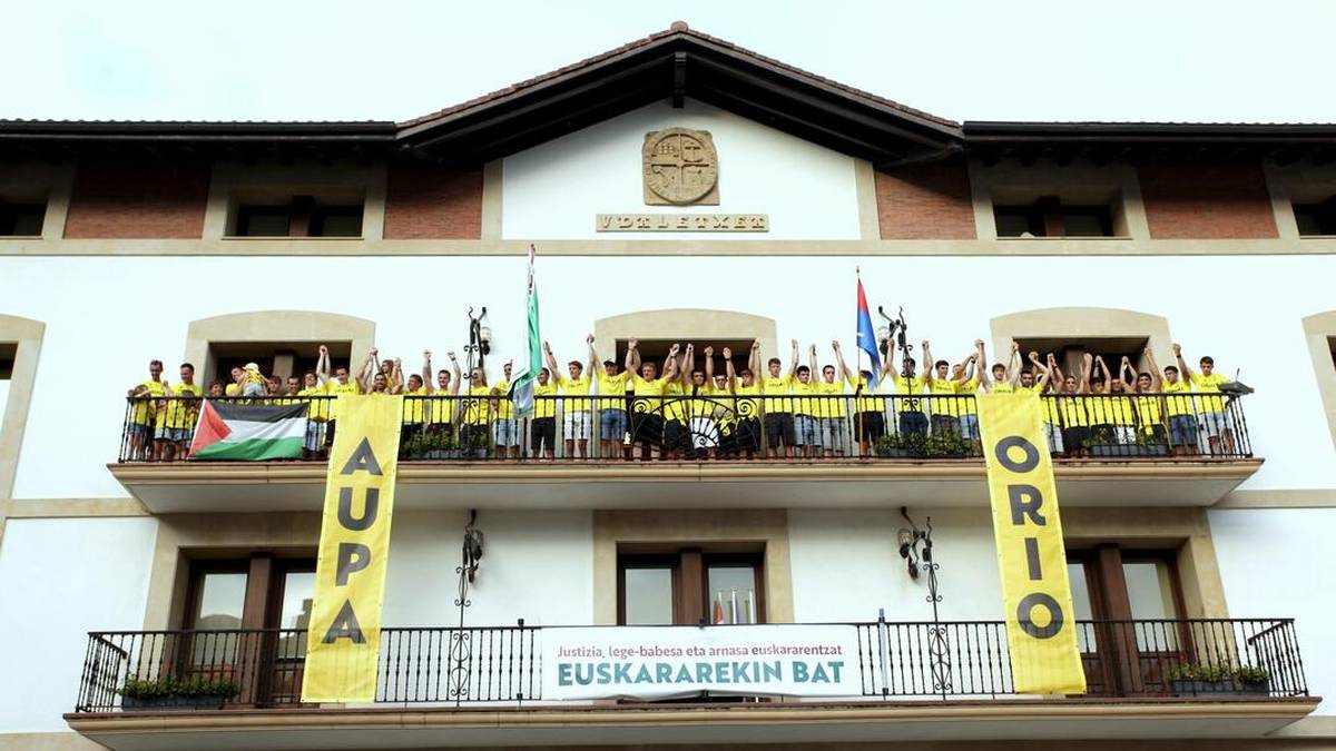 Harrera ederra egin diete herritarrek Orio Arraunketa Elkarteko gizonezkoen bi ontziei