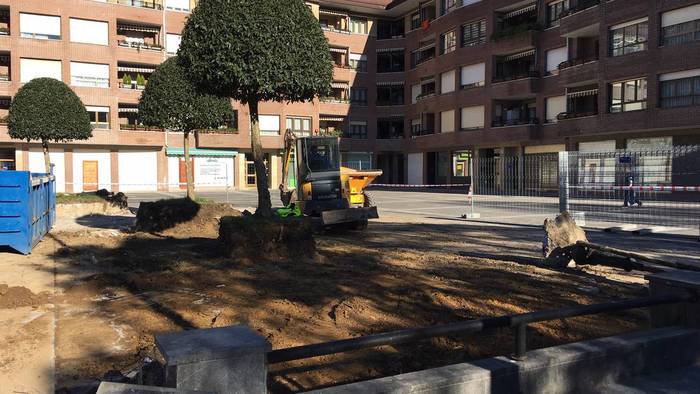 Azkoitiko Jandonianiz plaza berritzeko lanak hasi dituzte