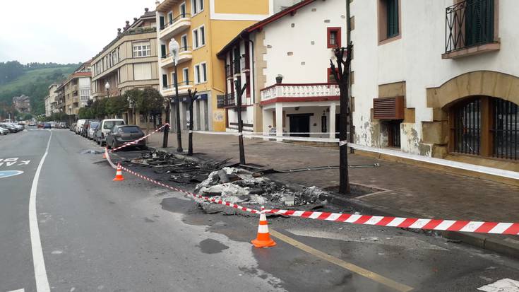 Ostegun goizaldean nahita eragindako sutea salatu dute Udal Elkarteko alderdiek