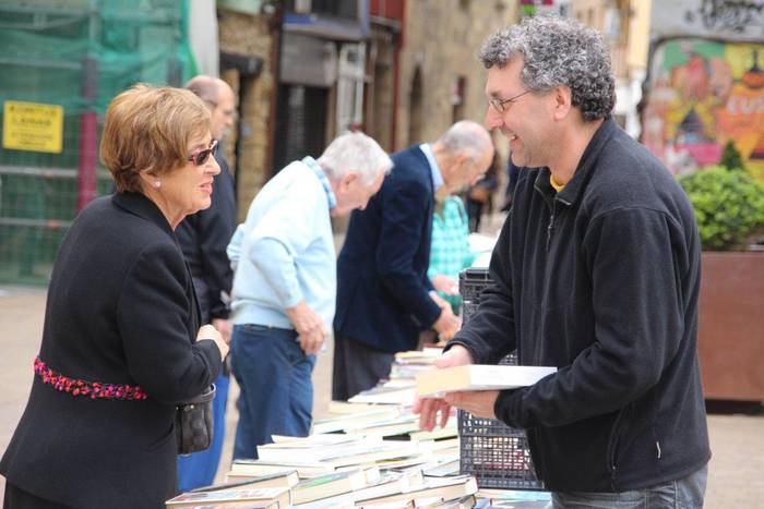 Argazki Galeria: Liburu eta disko azoka solidarioa ireki dute Zarautzen