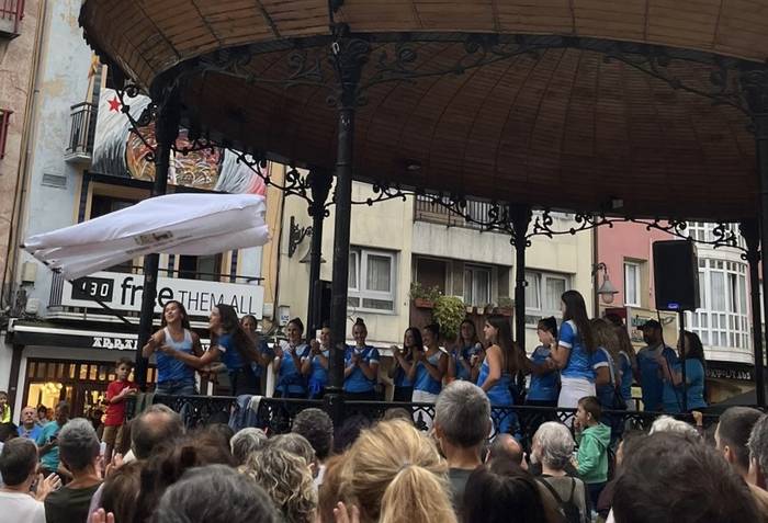 Harrotasunez ekarri dute etxera Emakumeen Bilboko IX. Ikurrina