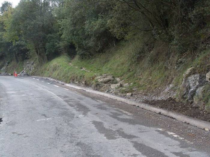 Atzo gauean auto istripua izan zen Zumaiako Artadi auzoan