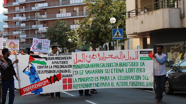 "Sahara libre!" aldarriak hartu ditu Azpeitiko kaleak, Frente Polisarioaren sorreraren 43. urteurrenean