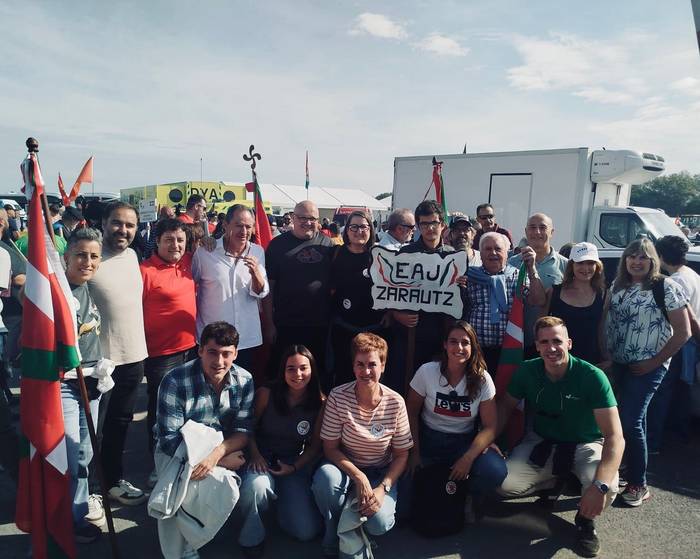 Zarauzko EAJko kideak Alderdi Egunean izan dira