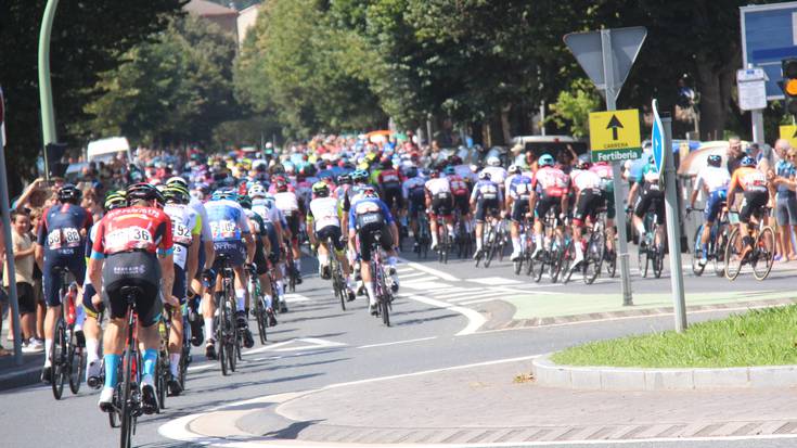 Zarauztik igaro da Espainiako Vueltako tropela