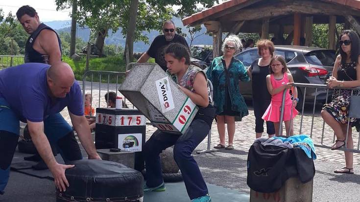 San Juan sua pizteko zain dira dagoeneko Oñatzen