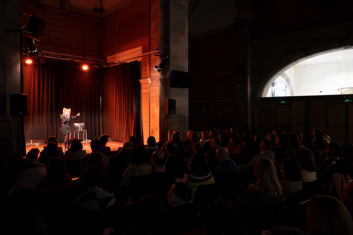 Ane Lindaneren bakarrizketa eta Ehun Kiloren nahiz Belarri Fuckers-en kontzertuak, sansebastianen atarian