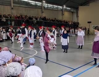 Zumaiako dantzariek Tolosako Dantzari Txiki Egunean parte hartu dute