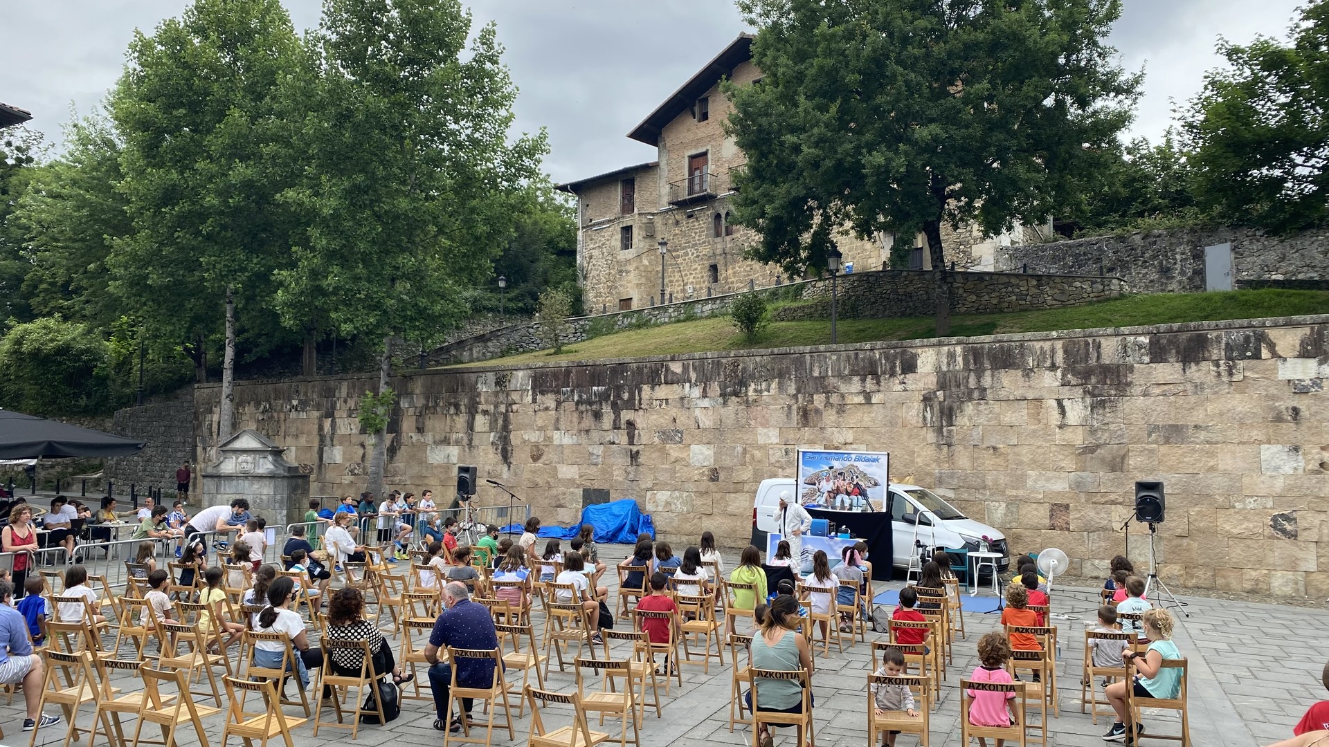 Giro ona sortu du Baldan 'Turistreatzen' kale antzerkiak