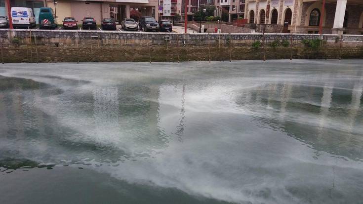 Isurbidera botatako pinturak eragin zuen atzoko Narrondo ibaiaren geruza zuria