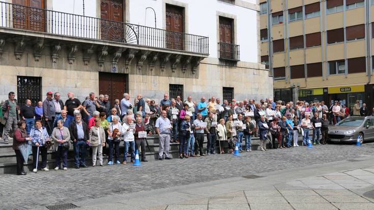 Pentsiodunek irailera arte eten dituzte protesta elkarretaratzeak